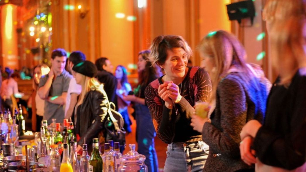 Al aire libre, en patios o terrazas: los consejos del Gobierno para pasar las Fiestas