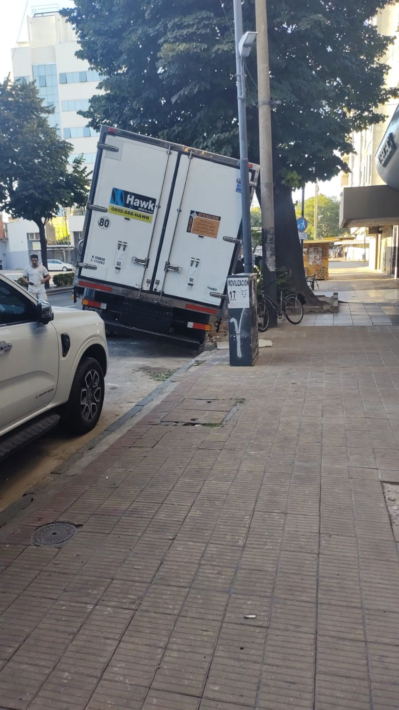 El camión quedó con una rueda enterrada en Diagonal 80 entre 3 y 4 El camión quedó con una rueda enterrada en Diagonal 80 entre 3 y 4