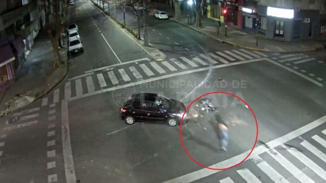 video: cruzo un semaforo en rojo, choco contra un auto y salio volando