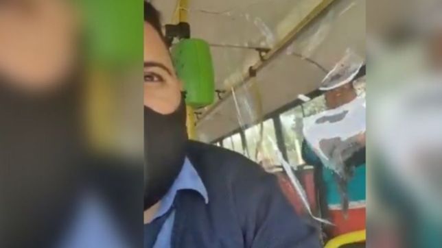 video: subio a un micro de la plata sin barbijo, discutio con el chofer y lo escupio