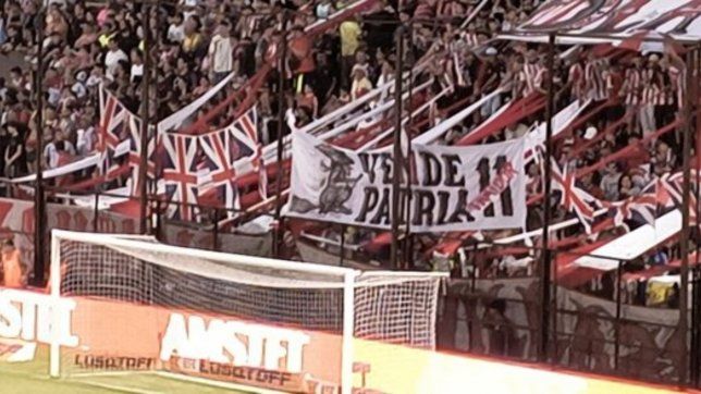hinchas de estudiantes insultaron a tapia y barracas central le apunto a veron con una bandera