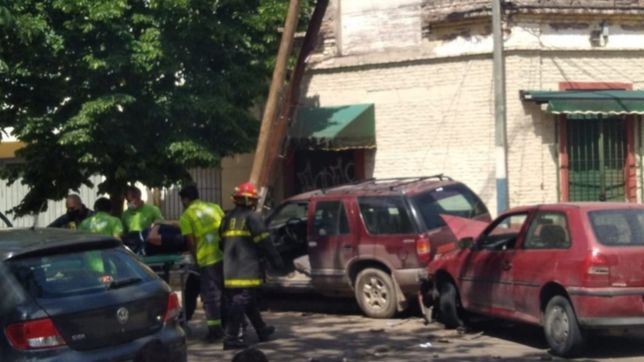 grave accidente de transito en la plata: un herido y peligro de derrumbe