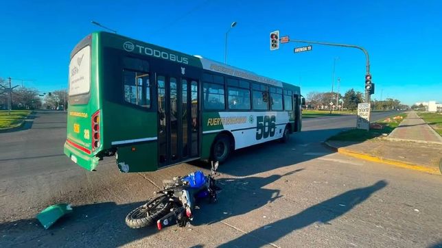 un oficial de la policia bonaerense choco con un micro y se salvo de milagro
