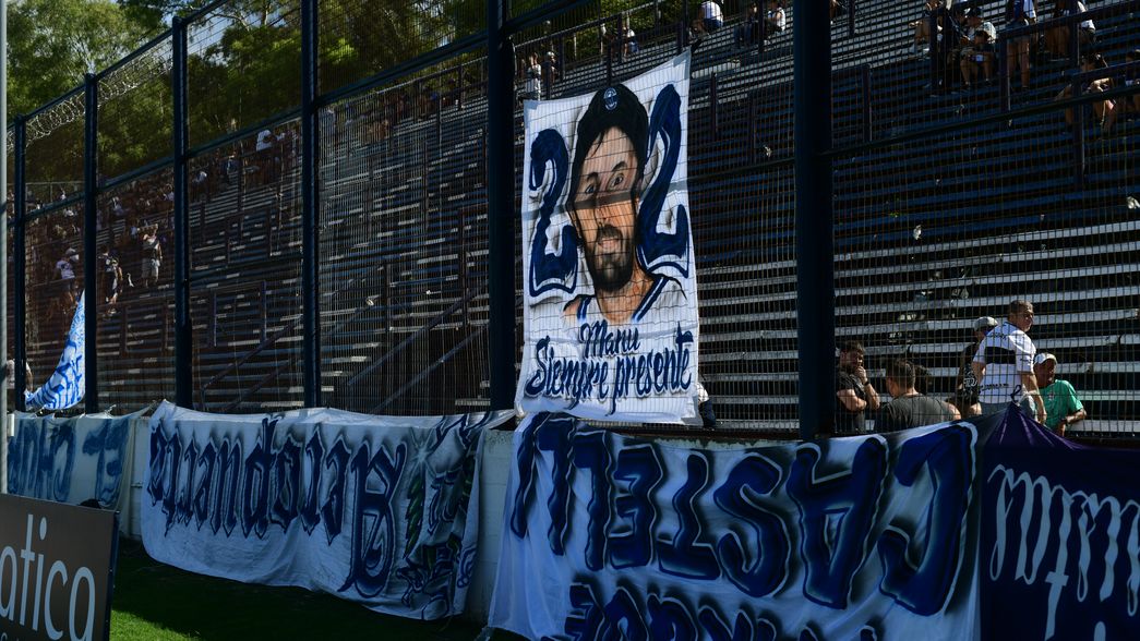 Los hinchas de Gimnasia hicieron una llamativa protesta en el Bosque contra la sanción de la APREVIDE