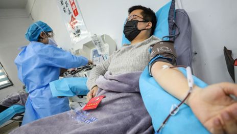 Tenía fiebre pero organizó una fiesta con 65 invitados y ahora dio positivo de coronavirus