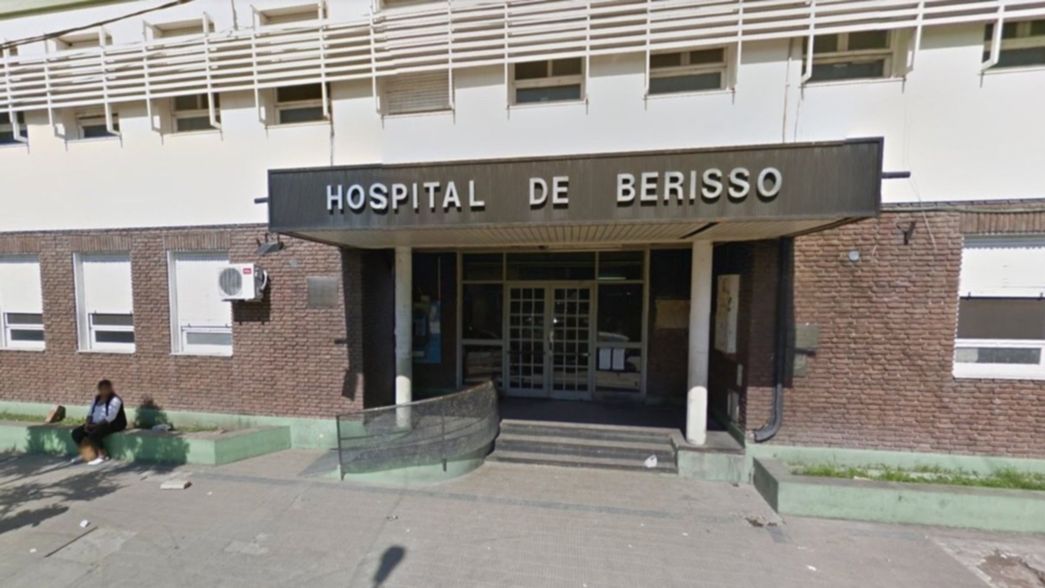 Dos hermanos estaban tomando cerveza, se pelearon a cuchillazos y uno terminó internado