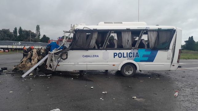 cuatro agentes de la policia bonaerense murieron en un brutal choque y otros cuatro estan grave