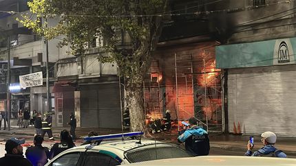 Se incendió un supermercado frente a Plaza Moreno
