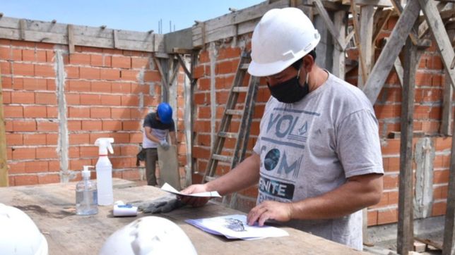 garro recorrio una obra privada en la plata para celebrar la reactivacion del sector