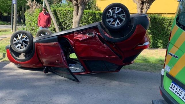 fuerte choque en city bell entre dos camionetas: una termino volcando