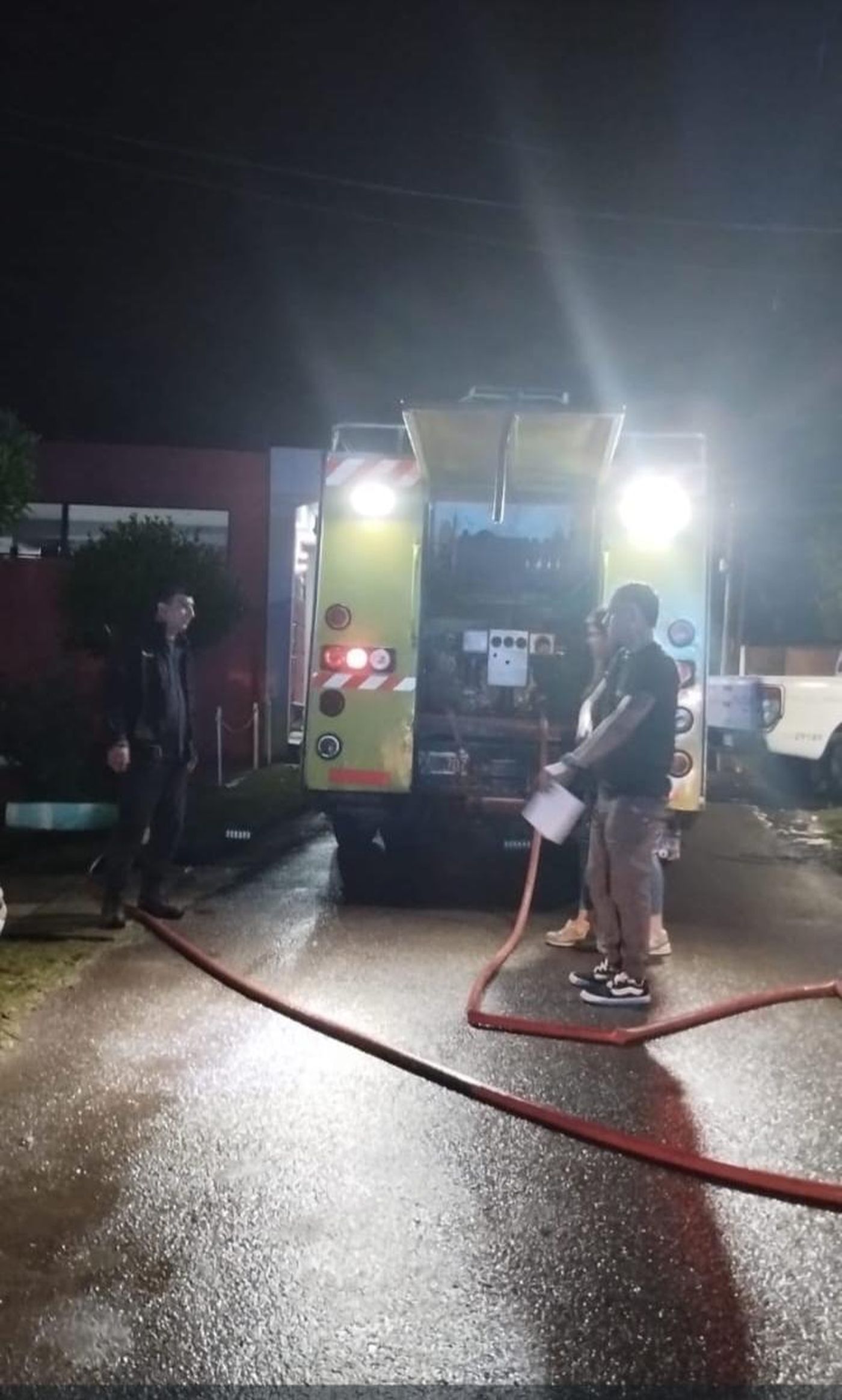 Los Bomberos trabajaron en la vivienda de La Plata para sofocar el incendio Los Bomberos trabajaron en la vivienda de La Plata para sofocar el incendio