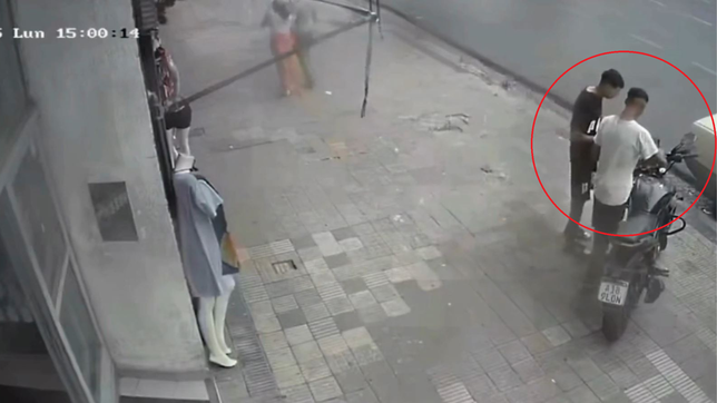 asi robaron una moto en pleno centro de la plata, a la luz del dia y en 15 segundos