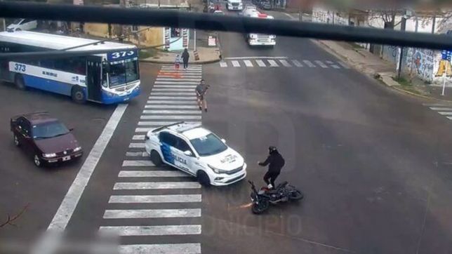 video: un motochorro casi causa una tragedia mientras huia de la policia