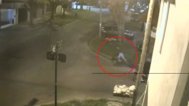 video: motochorros atacaron a una ciclista en la plata, le robaron y se dieron a la fuga