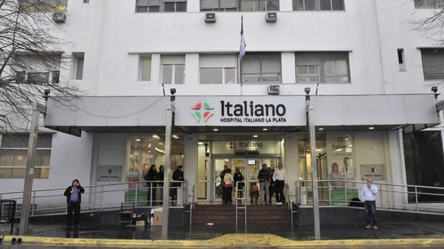 un policia perdio el control de su moto, choco contra una rambla y murio en el hospital