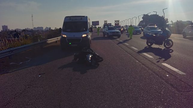 un motociclista murio tras un grave accidente en la autopista la plata-buenos aires