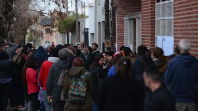 con escuelas aun abiertas, se extienden los comicios en la plata