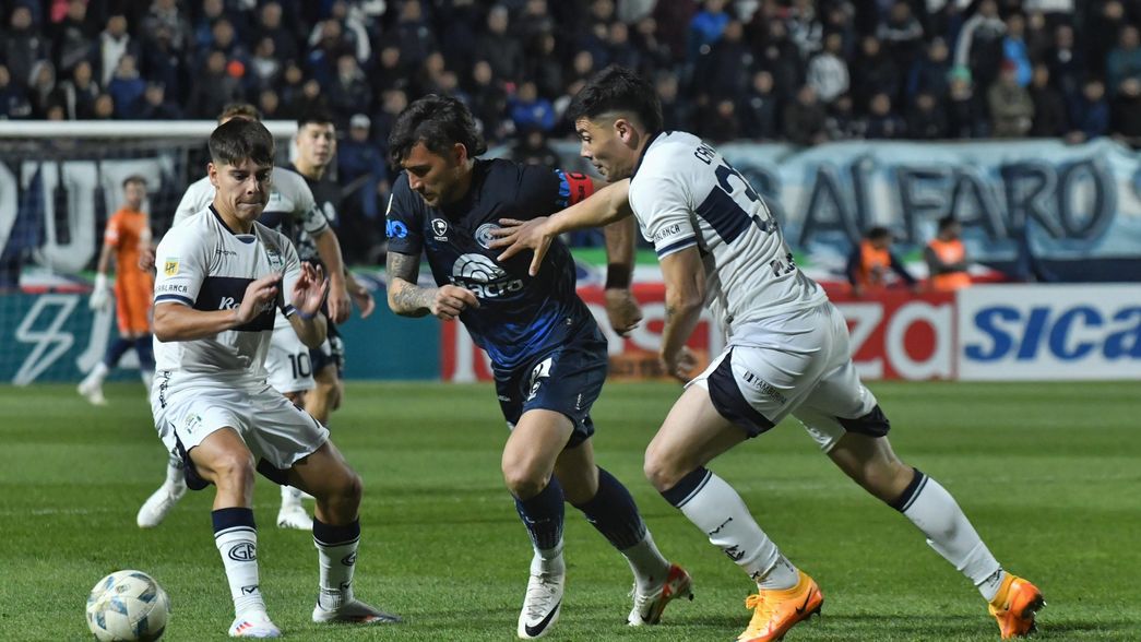 Gimnasia se quedó sin fútbol y perdió en Mendoza