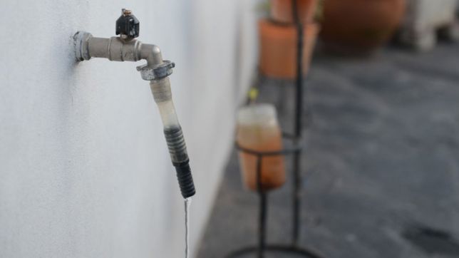 absa realiza obras en dos barrios de la plata y podria afectar el servicio de agua