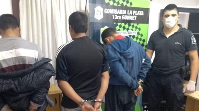 robaron un auto a punta de pistola, los persiguieron y chocaron contra un poste en hernandez