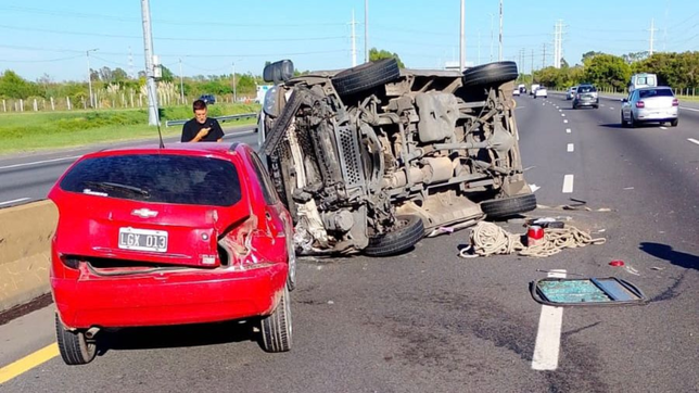 manana de accidentes en la autopista: dos choques terminaron con un vuelco y vehiculos destrozados