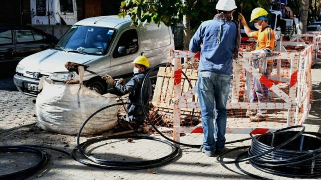 alarma por estafadores que se hacen pasar por operarios de absa en la plata