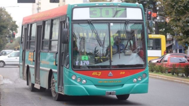 termino el paro de micros en la plata tras el ataque a machetazos a dos choferes