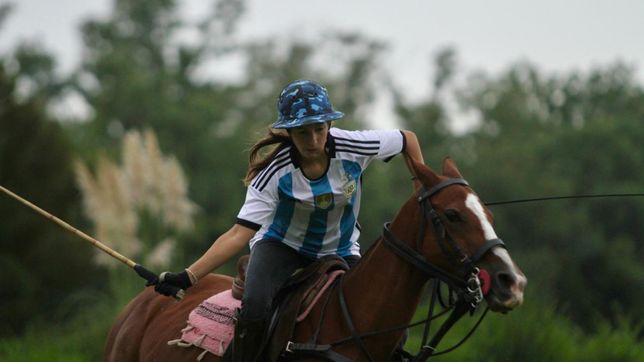 le alcanzo una pelota a veron en la inauguracion de uno, jugo en el pincha y ahora es campeona de polo