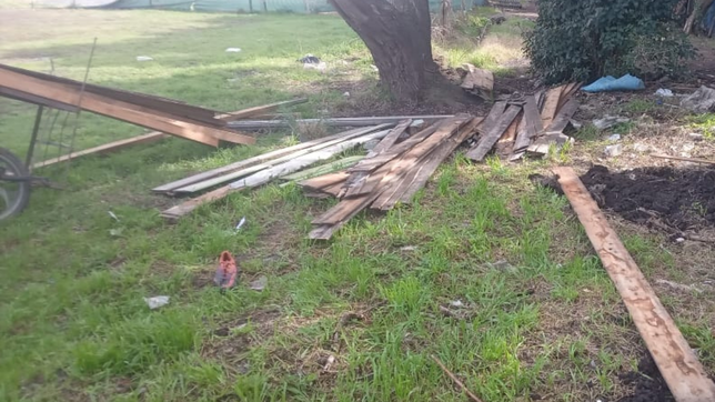 con maderas, palas y mazas, intentaron usurpar un terreno de la municipalidad