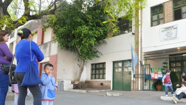 aseguran que mas del 80% de los docentes se sumo al paro en la plata