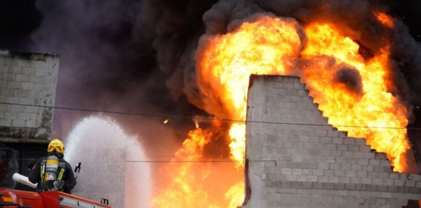 Los impactantes videos del incendio en Dock Sud que dejó tres fábricas  destruidas