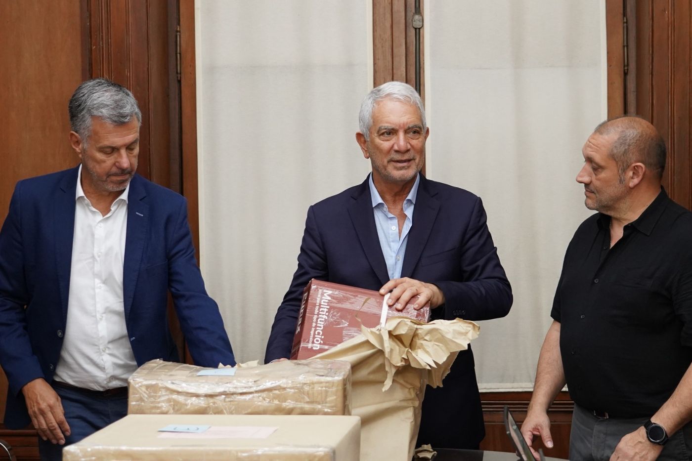 Sergio Resa, Julio Alak y Jorge Jurado durante la apertura de sobres de la licitación
