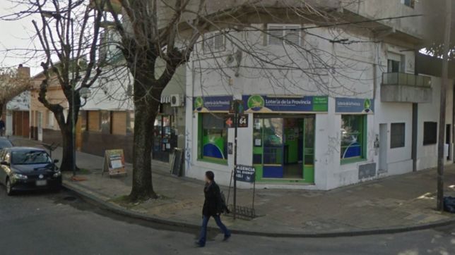 destrozaron el frente de una agencia de loteria y escaparon con la recaudacion
