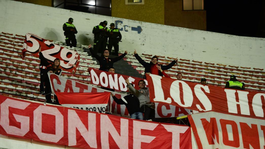 Los hinchas de Estudiantes acompañan al equipo en un duelo clave por la Copa Libertadores