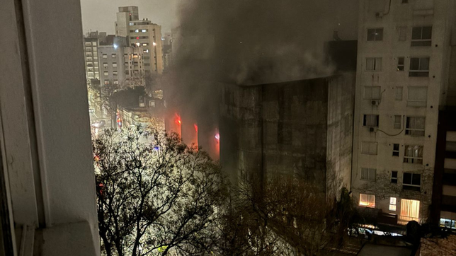 los videos del impresionante incendio que consume un deposito en pleno centro de la plata