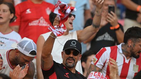 Todas las fotos de Verón en la tribuna y el furor que generó con su presencia Todas las fotos de Verón en la tribuna y el furor que generó con su presencia