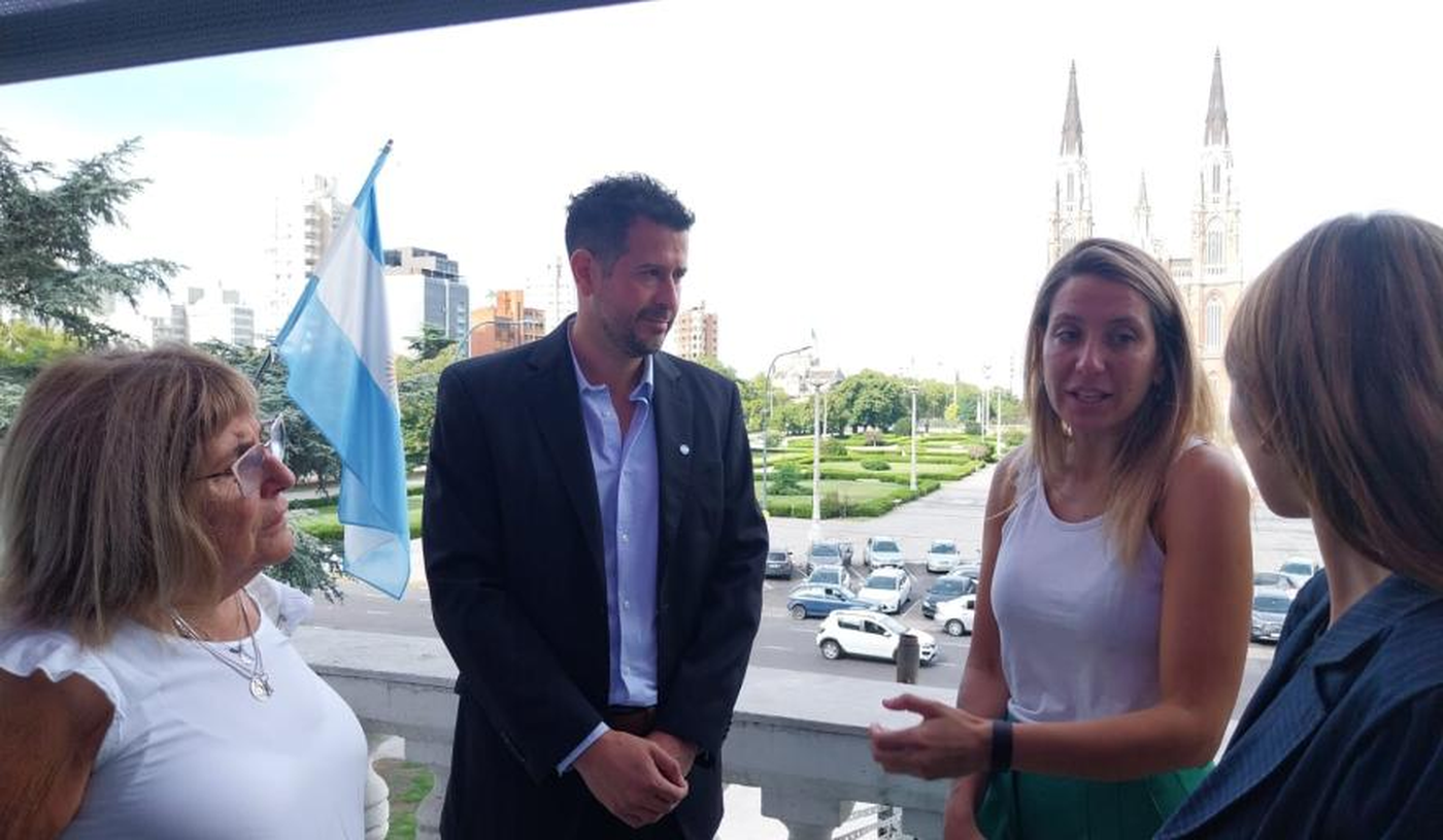 El presidente del Concejo Deliberante de La Plata, Marcelo Galland, junto a la compositora y cantautora Carmen Sánchez Viamonte. El presidente del Concejo Deliberante de La Plata, Marcelo Galland, junto a la compositora y cantautora Carmen Sánchez Viamonte.