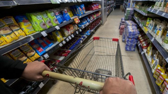 clausuraron un conocido supermercado por vender productos vencidos