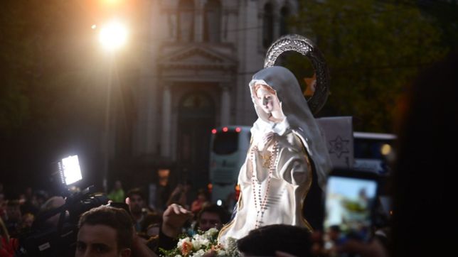 la virgen de las apariciones y desmayos llego a la iglesia mas antigua de la plata