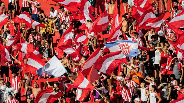 todas las fotos de los hinchas de estudiantes acompanando al pincha en santa fe
