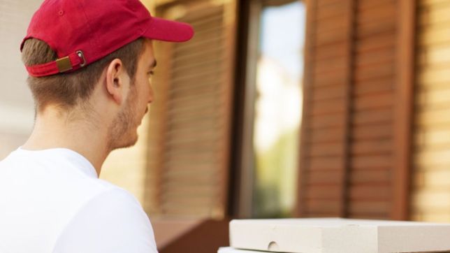un delivery de pizzas fue a entregar un pedido y le robaron hasta la moto