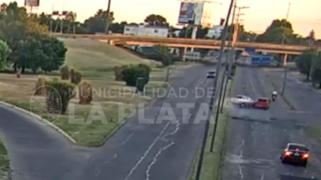 video: quedo encerrado, perdio el control y choco de atras a otro auto