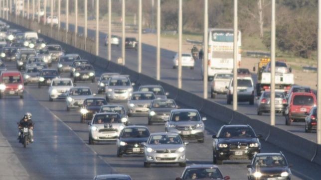 una mujer murio al volcar en la autopista la plata - buenos aires