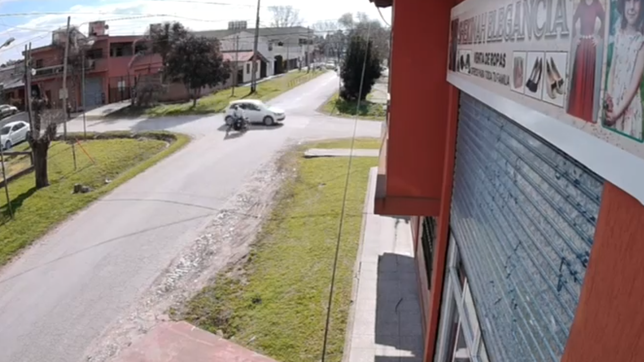 un conductor choco a un motociclista en la plata y se fugo aunque casi causa una tragedia