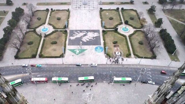 plaza moreno amanecio rodeada de colectivos: ¿que fue lo que paso?