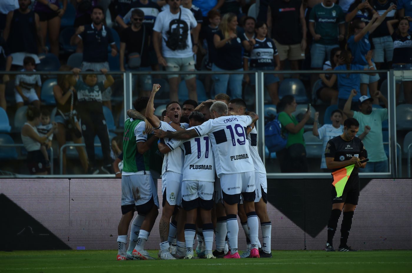 Gimnasia Barracas festejo gol.JPG