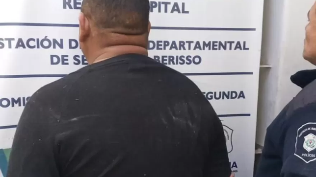 un hombre quiso atacar a su excunado en berisso y golpeo a uno de los policias que intento detenerlo