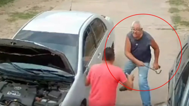 video: expolicia ataco con una barreta a un mecanico por no terminar el arreglo de su auto