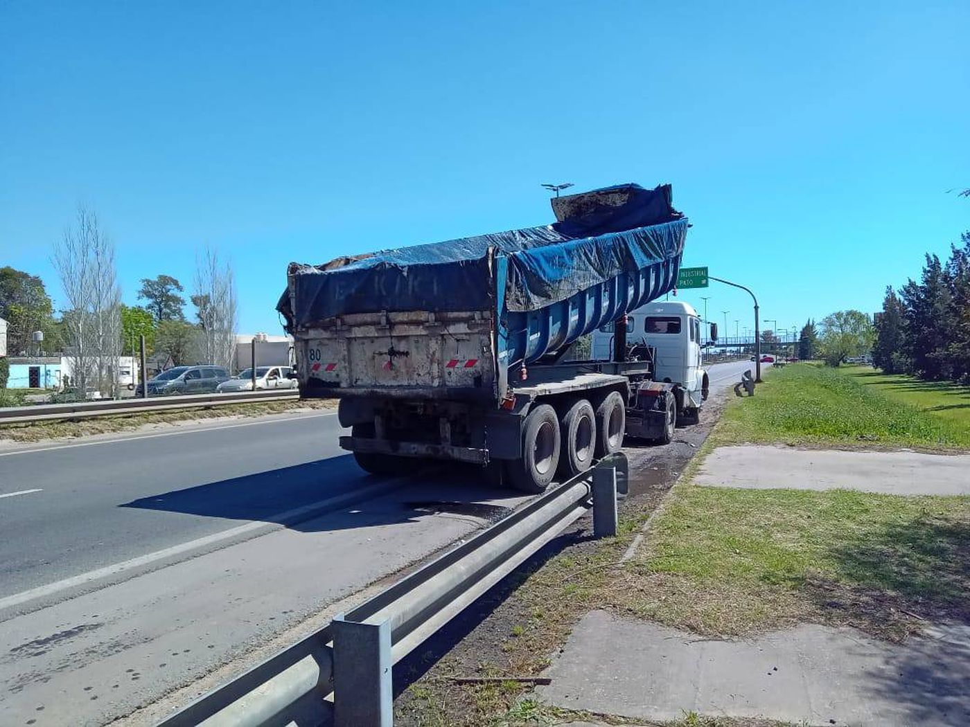 Suspendieron al camionero que tiró abajo un puente peatonal en la Ruta 2