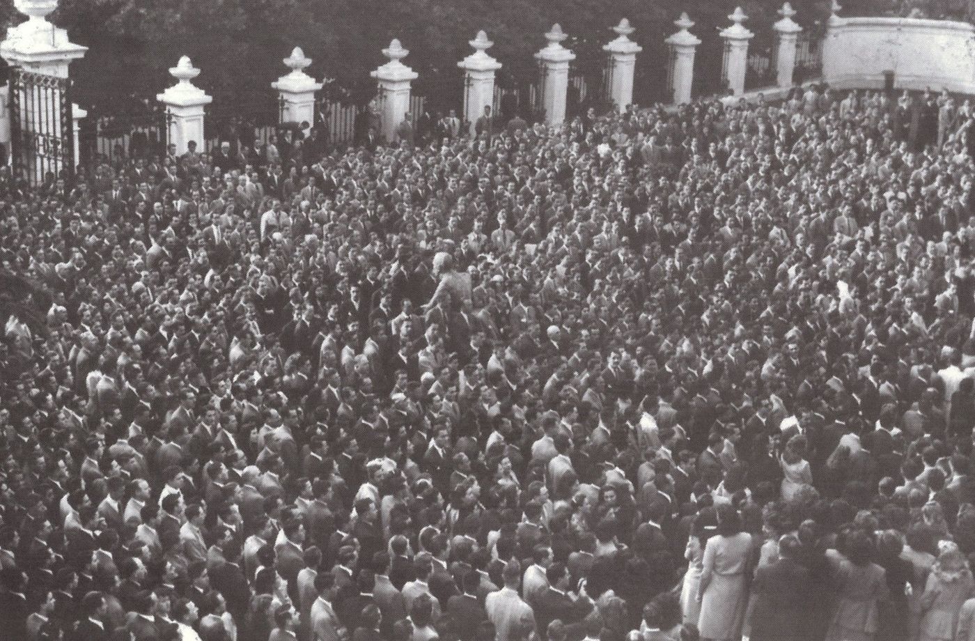 En 1945, el joeven René Favaloro participó de una historica toma del Rectorado qeu fue violentamente desalojada por la policía